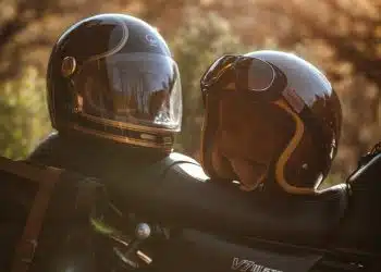 deux casques de moto